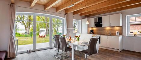 冷蔵庫、オーブン、コンロ、食器洗い機