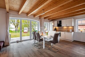 Een koelkast, een oven, een kookplaat, een vaatwasser