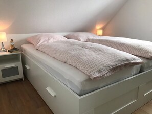 2 bedrooms, WiFi - Mühlenblick - View of the mill: Cozy vacation apartment in Greetsiel on the North Sea (Krummhörn)