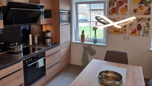 Cafetera o tetera, frigorífico, microondas y horno