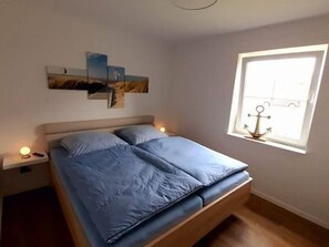 2 bedrooms, iron/ironing board, WiFi