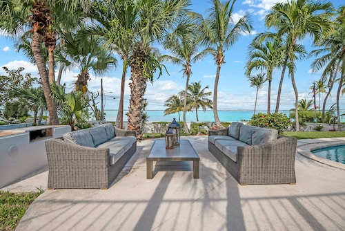 Modern with Private Pool and Sea Pool across from house!