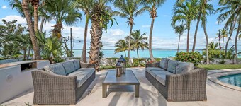 Modern with Private Pool and Sea Pool across from house!