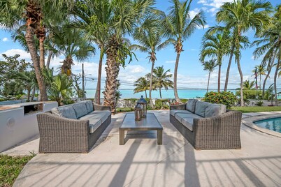 Modern with Private Pool and Sea Pool across from house!