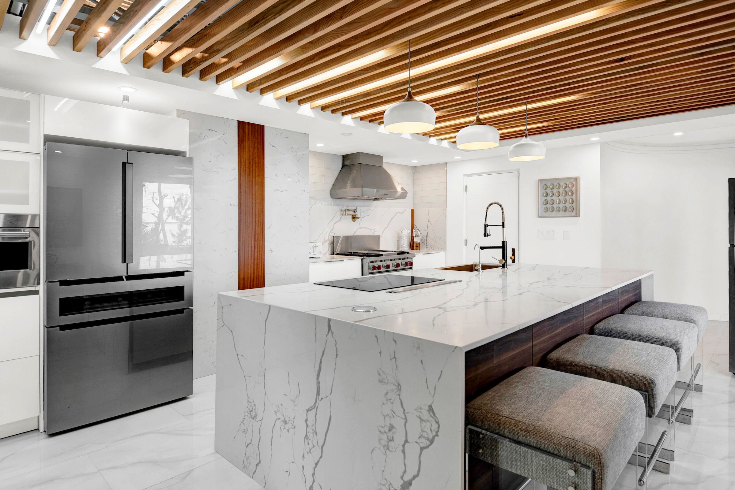 Frigorífico, microondas, horno y placa de cocina