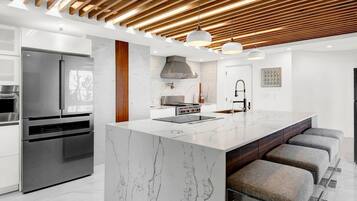 Frigorífico, microondas, horno y placa de cocina