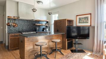 Fridge, oven, stovetop, dishwasher