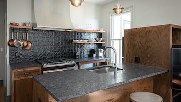 Fridge, oven, stovetop, dishwasher