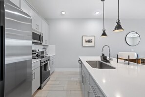 Frigorifero, microonde, forno, piano cottura