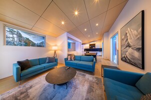 ラグジュアリー シャレー | リビング エリア | 55 インチの薄型テレビ (デジタル放送視聴可)、テレビ、床暖房