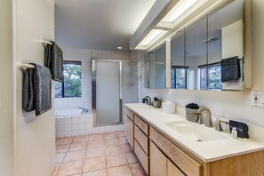Combined shower/bathtub, jetted bath, hair dryer, towels - Experience Sedona Red Rock Loop & Casita: a luxurious 4BR retreat with stunning views. (Sedona)