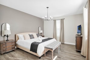 5 habitaciones, escritorio y tabla de planchar con plancha 