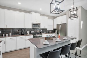 Fridge, microwave, oven, stovetop - Neverland Found-Amazing king bed Master Suites-Storey Lake- 5 miles to Disney! (Kissimmee)