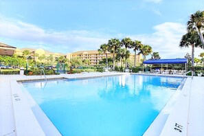 Una piscina al aire libre, una piscina climatizada