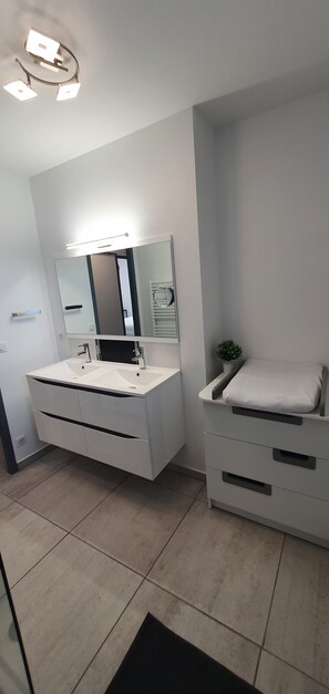 Een douche, een haardroger, handdoeken, zeep