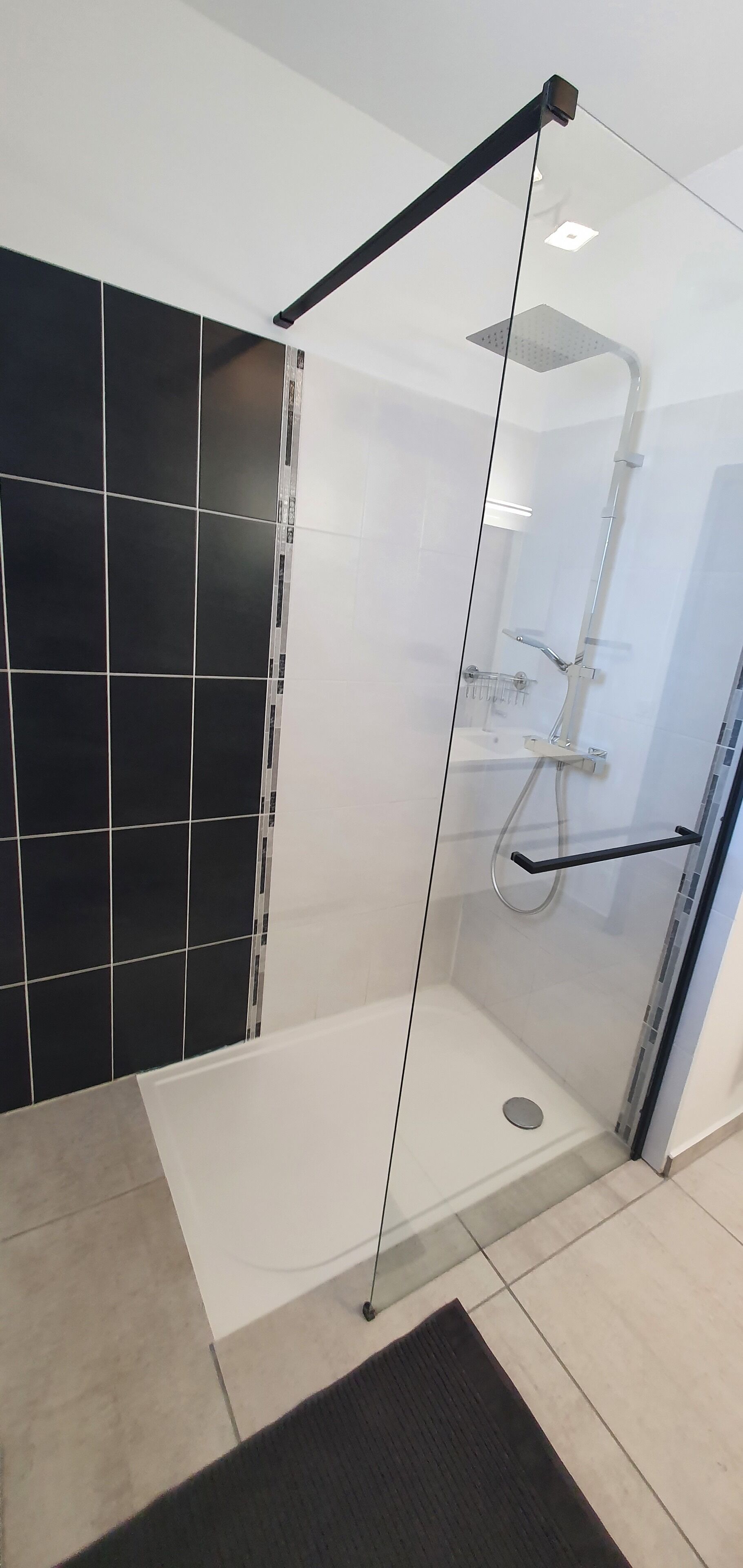 Douche, sèche-cheveux, serviettes fournies, savon