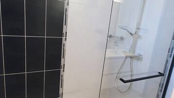 Douche, sĂšche-cheveux, serviettes fournies, savon