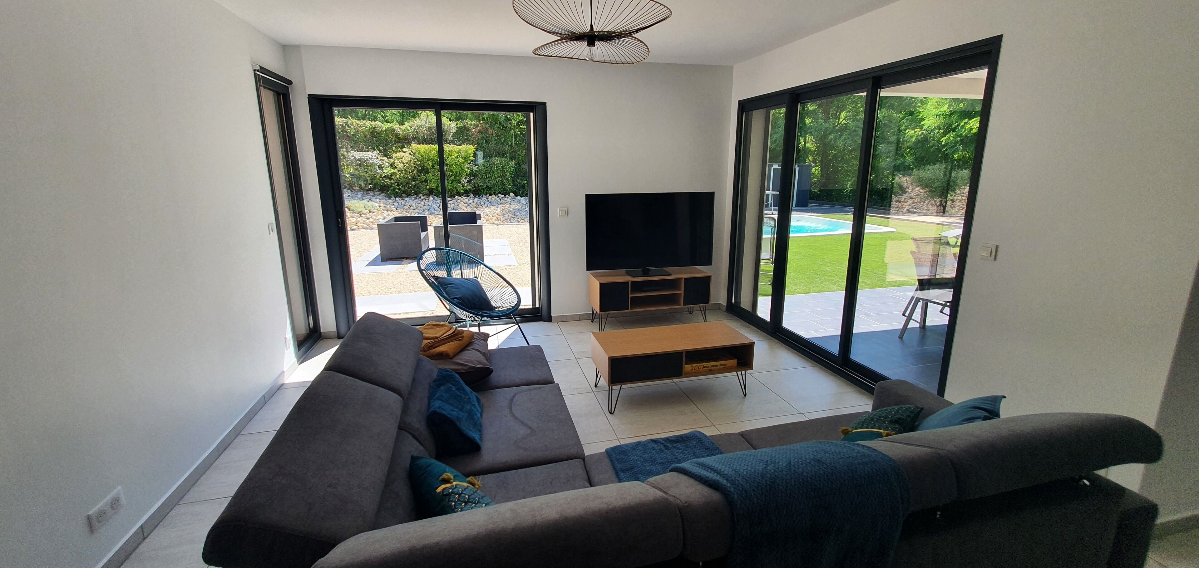 Smart TV, table tennis, books