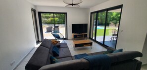 Smart-tv, een tafeltennistafel en boeken