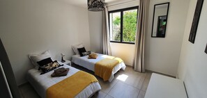 2 slaapkamers, een strijkplank/strijkijzer, reisbedje, gratis wifi