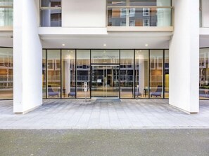 Exterior detail - Amber Court 1 by Interhome (Canary Wharf)