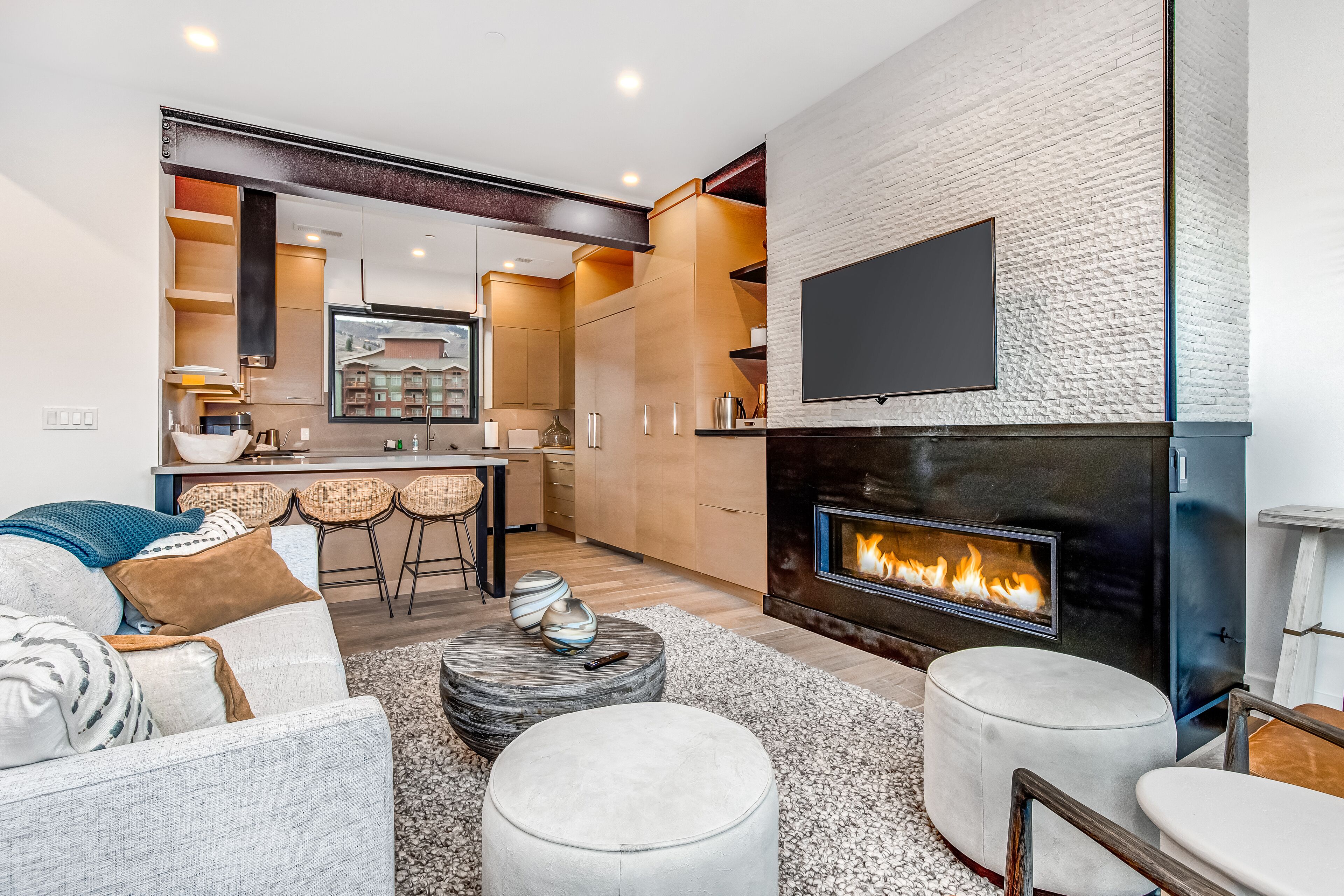 Elegant townhome with mountain view, private hot tub, fireplace & lovely decor