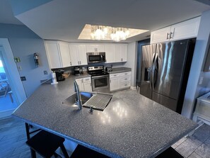 Geladeira, micro-ondas, fogão, cooktop