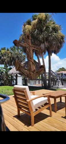 Manatee Cove, Tiki WATERFRONT Home w/BOATLIFT