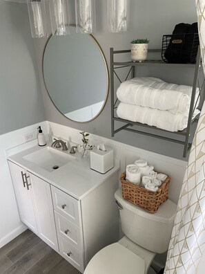 Combined shower/bathtub, hair dryer, towels, soap