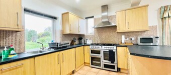 Millerston House - on the edge of Glasgow with Parking