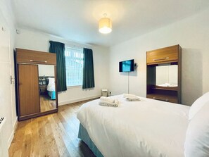 2 bedrooms, iron/ironing board, WiFi, bed sheets