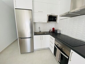 Refrigerador, microondas, horno, placa de cocina