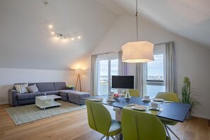 TV - Holiday Apartment "Reeders Topp by Seeblick Ferien" with Harbour View (OstseeResort Olpenitz)