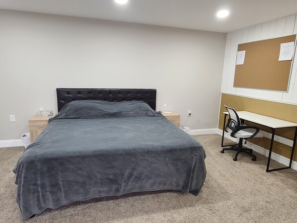 1 bedroom, desk, WiFi