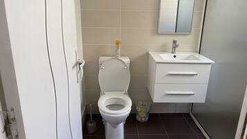 Douche, sĂšche-cheveux, serviettes fournies