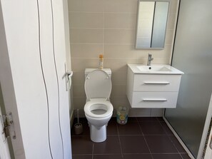 Een douche, een haardroger, handdoeken