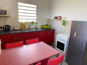 Een koelkast, een magnetron, een oven, een koffiezetapparaat/waterkoker