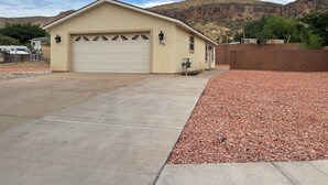 Un bâtiment d’un seul étage, doté d’un garage, d’un petit bureau attenant et d’une allée pavée.