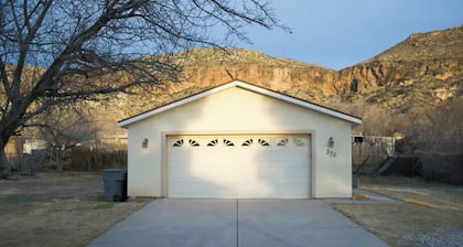 Wanderlust House - Cute & Cozy w/ Big Game Room