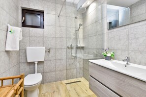 Shower, free toiletries, hair dryer, towels