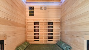 Una sauna con paredes de madera, un banco y un panel de control.