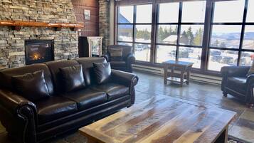 Smart TV, caminetto, libri