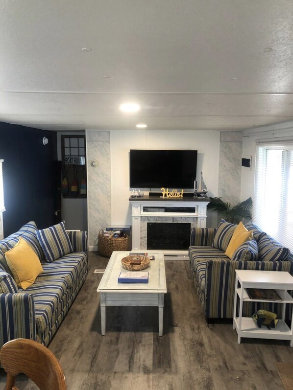 TV connectée, cheminée, table de tennis de table