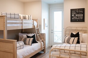 3 habitaciones, tabla de planchar con plancha, cuna de viaje y internet 