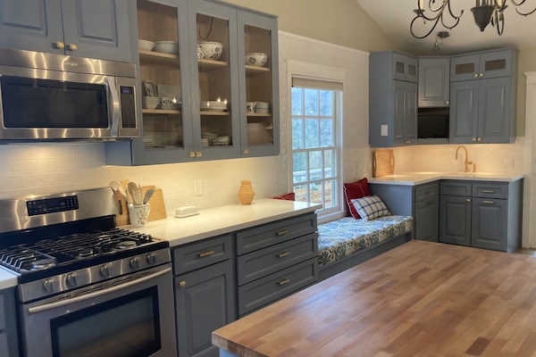 Jääkaappi, mikroaaltouuni, uuni, liesi