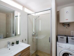 Suihku, hiustenkuivaaja, pyyhkeet