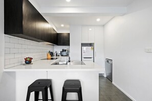 Fridge, microwave, oven, stovetop - "The Retreat" with car park 10 min to CBD/Airport (Warrane)