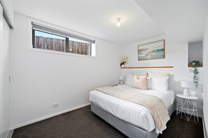 2 bedrooms, iron/ironing board, travel cot, WiFi - "The Retreat" with car park 10 min to CBD/Airport (Warrane)