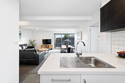 "The Retreat" with car park 10 min to CBD/Airport.