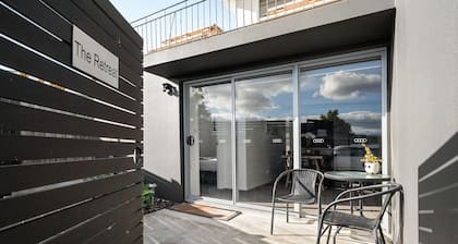 "The Retreat" with car park 10 min to CBD/Airport